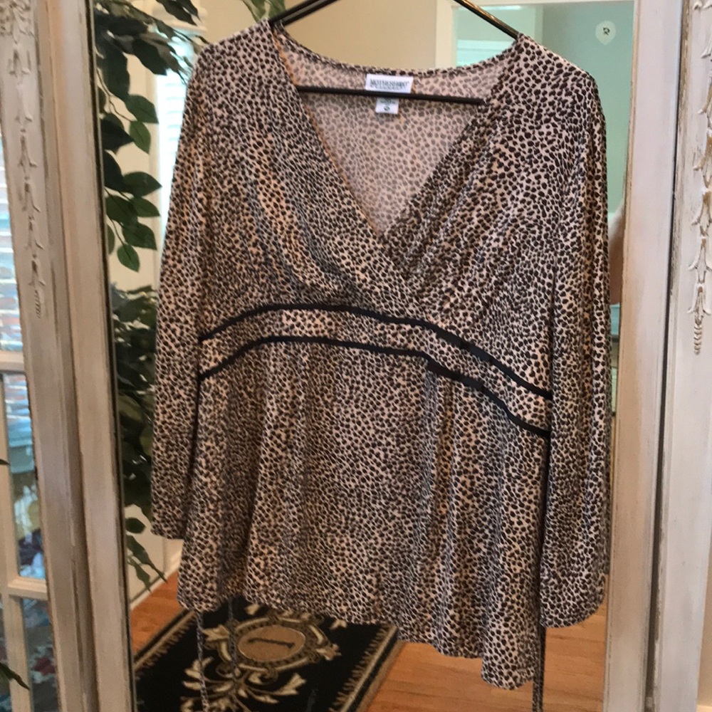 Motherhood Med Top Leopard w/ black trim ( bows)